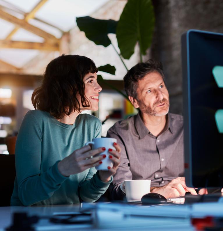 Image Femme et homme regardant un ordinateur