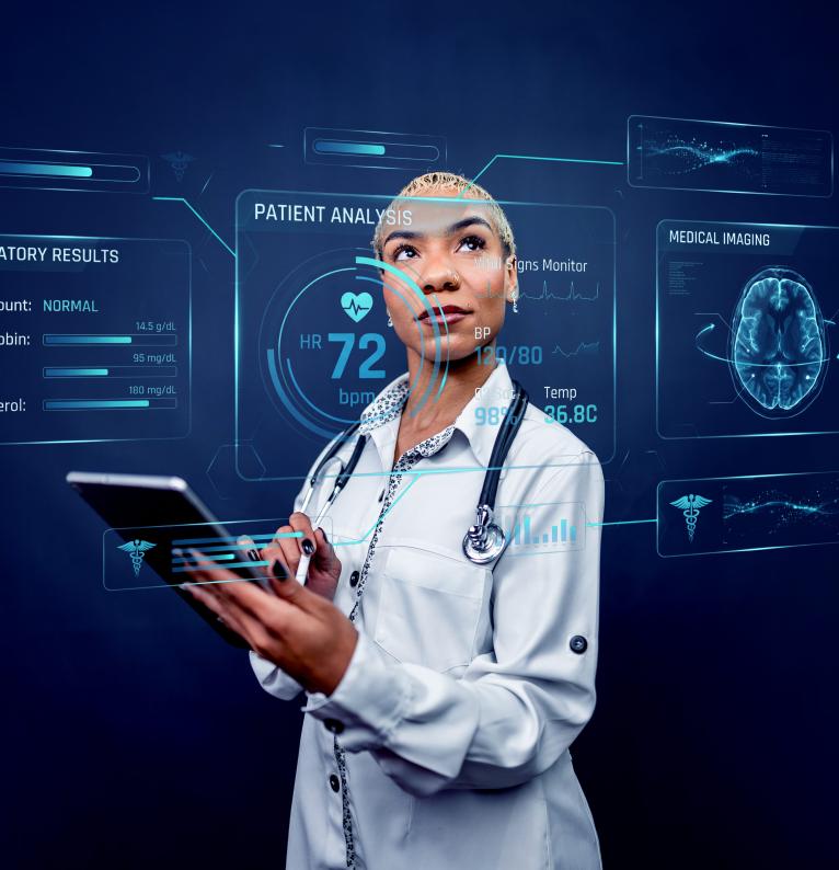 Image d'une femme médecin devant des dossiers numériques