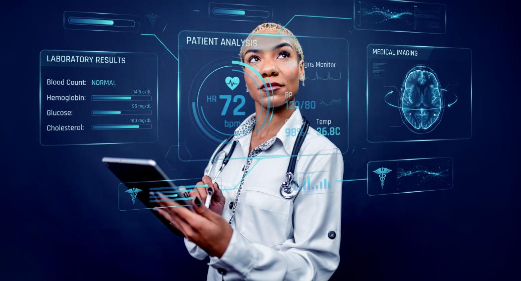 Image d'une femme médecin devant des dossiers numériques